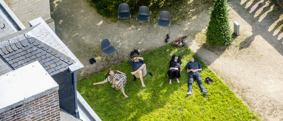 Bezoekers in de abtstuin tijdens een beiaardconcert