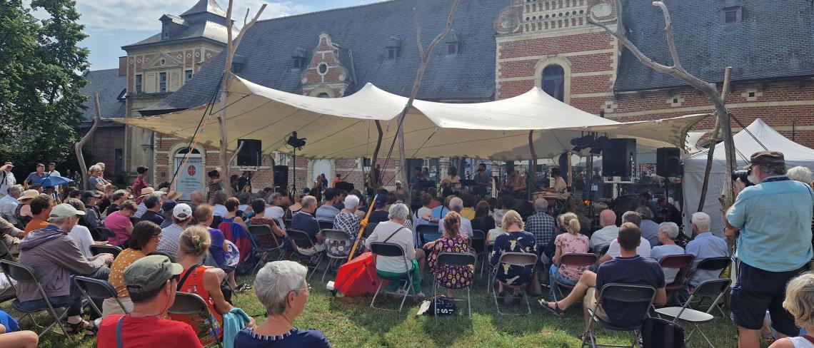 Bezoekers luisteren naar concert
