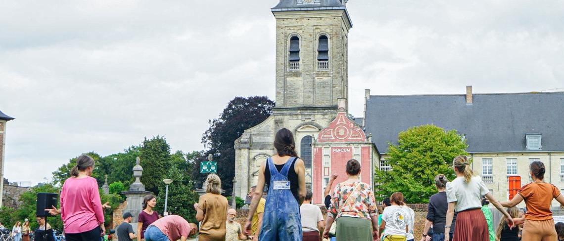 Mensen dansen op het gras bij de abdij