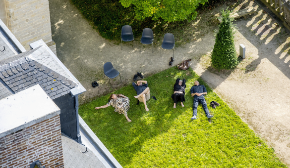 Bezoekers in de abtstuin tijdens een beiaardconcert