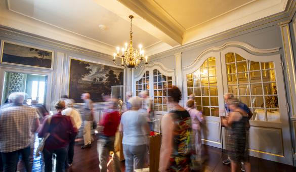 Bezoekers in het appartement van de abt