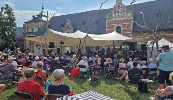 Bezoekers luisteren naar concert