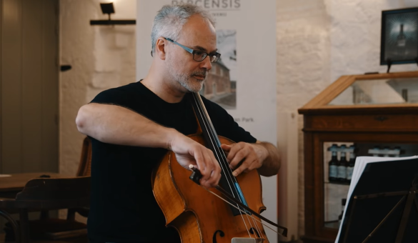 Man speelt cello